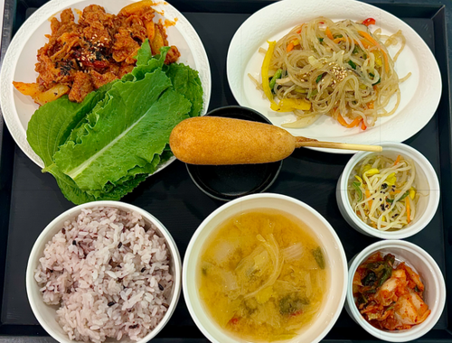 제육쌈밥, 한식잡채, 콩나물무침, 배추된장국 , 후식 핫도그 