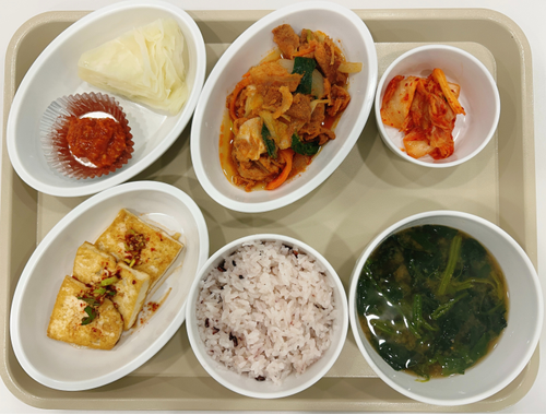 시금치된장국,제육볶음,두부구이*양념장,양배추찜*쌈장,배추겉절이